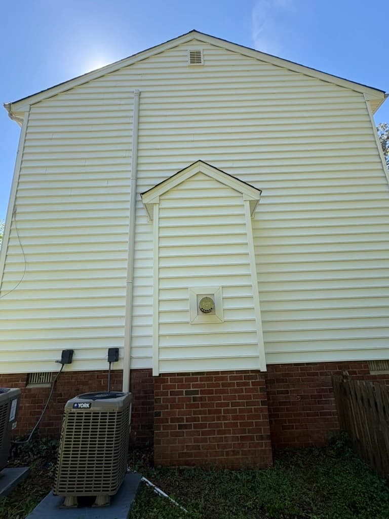 After: house soft washing on vinyl siding with green algae in Henrico VA 23229