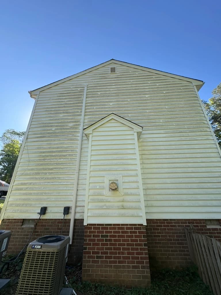 Before: house soft washing on vinyl siding with green algae in Henrico VA 23229